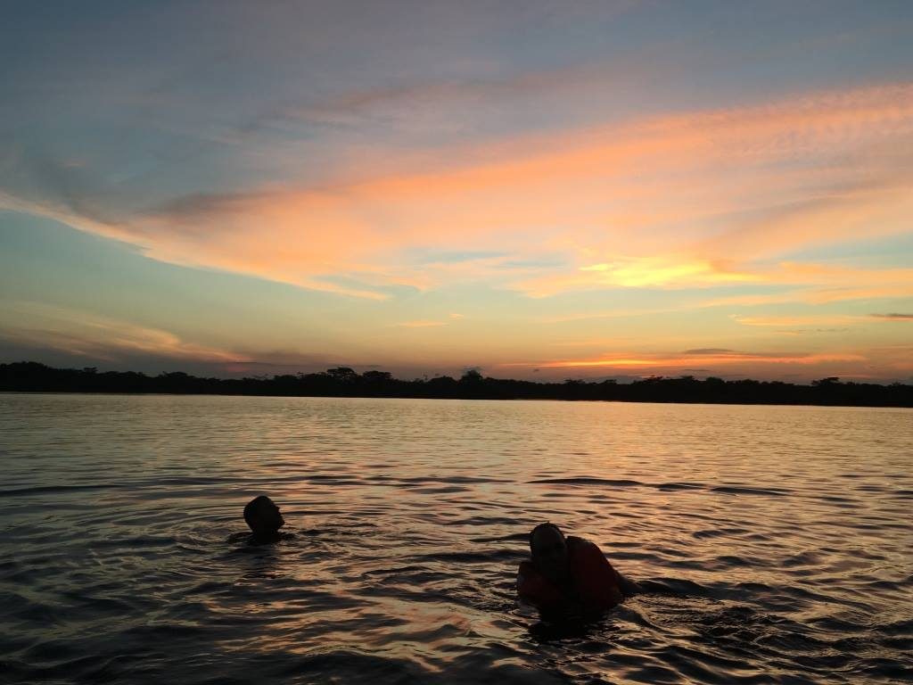 Baignade, Laguna Grande, Cuyabeno, coucher de soleil, groupe