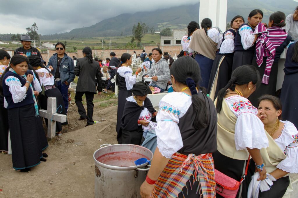 Distribution de Cola Morada au cimetière